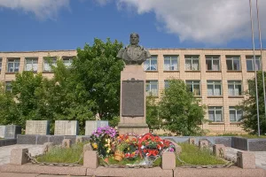 Бюст дважды Героя Советского Союза Б.Ф. Сафонова (Плавск)