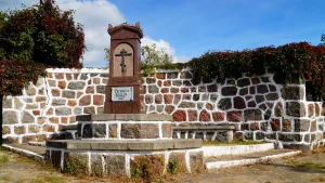 Памятник жителям города Домнау — жертвам Первой Мировой войны 1914-1918 гг. с установленным на нём памятным знаком русским воинам, погибшим в сражении с войсками Наполеона в 1807 году