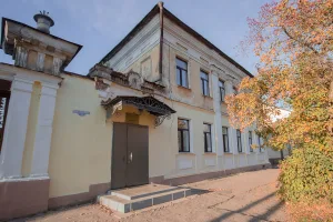 Шуйская 8-летняя школа № 12, в прошлом жилой дом с хозяйственными строениями купца Василия Максимовича Киселева (Шуя)