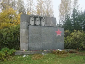 Стела на месте гибели летчиков, Героев Советского Союза С.М. Алешина, Н.А. Боброва и В.А. Гончарука, повторивших в июле 1942 г. подвиг Н.Ф. Гастелло. Мемориал в память обороны города в 1941-1944 гг. «Зеленый пояс Славы Ленинграда»