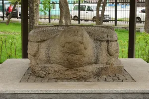 Уссурийская каменная черепаха — скульптурный памятник XII века (Уссурийск)