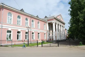 Здание, где в техникуме железнодорожного транспорта в разные годы учились видный государственный деятель В.А. Малышев и Герой Советского Союза К.С. Заслонов