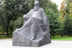 Памятник Льву Толстому на Девичьем поле
