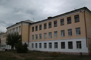 Здание средней школы № 20, где в годы Великой Отечественной войны размещался эвакогоспиталь № 940 (Улан-Удэ)
