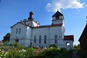 Церковь Флора и Лавра с каменной оградой (Клюкошицы)
