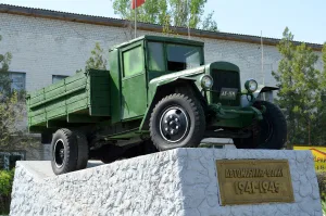 Памятный знак в честь автомобиля ЗИС-5