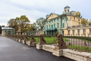 Дача с двумя флигелями и переходными галереями
