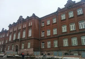 Здание, где размещались курсы политпросветработников, которые посетили видные партийные и государственные деятели Н.К. Крупская и М.И. Ульянова. Здесь в годы Великой Отечественной войны размещался госпиталь