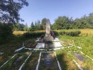 Братская могила советских воинов, погибших в борьбе с фашистами (Лялицы)