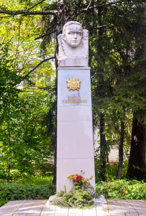 Памятник-бюст Ольге Тихомировой, героине-партизанке (Йошкар-Ола)
