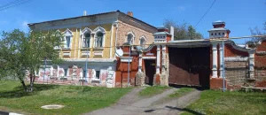 Жилой дом с воротами