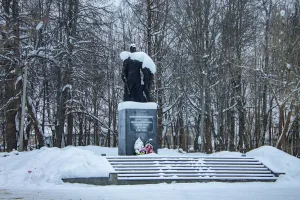 Памятник воинам-землякам, погибшим в годы Великой Отечественной войны 1941-1945 гг. (Устюжна)