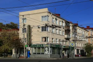 Дом-комбинат жилой. В этом доме в 1941-1943 гг. в кв. 1 жил авиаконструктор Туполев (Омск)
