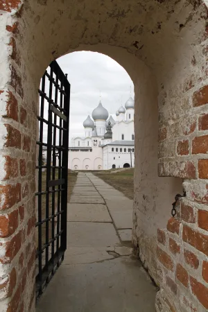 Стены, башни и ворота ограды Митрополичьего сада (Ростов)
