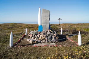 Памятник артиллеристам 221 и 140 батарей Северного флота от учеников и учителей 60 спецшколы Москвы