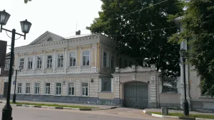 Кирпичная ограда с двумя воротами и коваными решетками (Городец)
