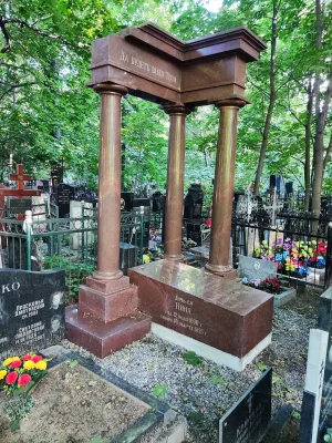Художественное надгробие на могиле С.П. Петровой и ее дочери Нины (Алексеевский)