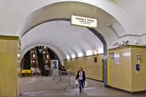 Эскалаторные спуски станции метро Рижская