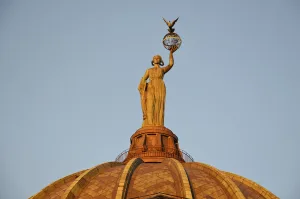 Скульптура «Женщина мира», установленная на куполе планетария (Центральный район)