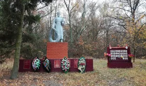 Братская могила 5 советских воинов, погибших в боях с фашистскими захватчиками