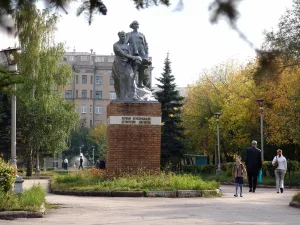 Первым комсомольцам — строителям Магнитки