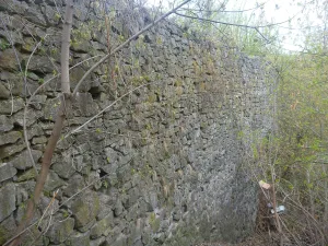 Подпорная стенка старой плотины на р. Каменке из бутового камня (Каменск-Уральский)