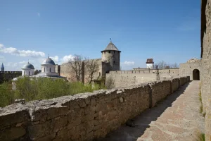 Прясла между Воротной, Наместной, Длинношеей и Набатной башнями с лестничным всходом у Длинношеей башни, двумя входными и одним въездным проемами (Ивангород)