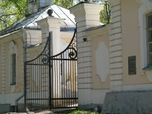 Ограда с воротами (Ломоносов)