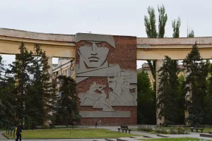 Барельеф, посвящённый героической обороне «Дома Павлова» (Центральный район)