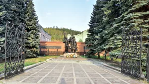 Памятник героям фронта и тыла завода им. Ленина (ныне «Булат») (Златоуст)