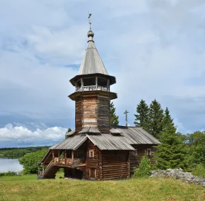Часовня Трех Святителей (Преображения Господня) из деревни Кавгора (остров Кижи)