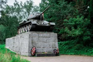Танк Т-34, установленный в честь боевых действий в 1941 г. частей 16-й армии и дивизий народного ополчения (Зеленоград)