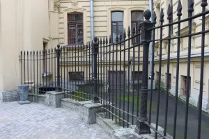 Ограда по линии улицы