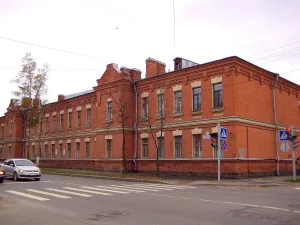 Здание бывшей казармы Офицерской стрелковой школы, где 1904-1918 гг. жил и работал Н.М. Филатов, здесь же в 1902 г. родился А.Н. Филатов (Ломоносов)