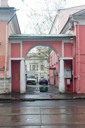 Бауманская улица 36-38, Ворота