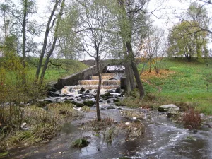 Водосброс Красного пруда со сбросной трубой (Ломоносов)