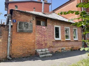 Дом, где в 1918-1923 гг. жил драматург Елбаздуко Цопанович Бритаев