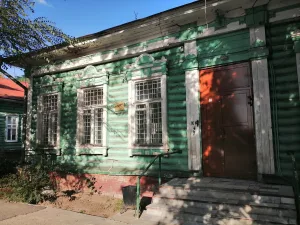 Особняк, образец застройки улицы (Омск)