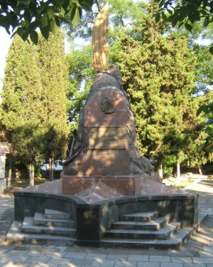 Памятник участникам революции 1905 года: лейтенанту Шмидту П. П. и матросам с крейсера «Очаков».