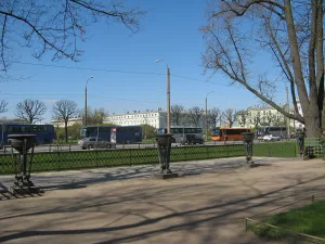 Чугунные треножники с вазами (четыре)