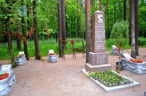 Братская могила, в которой похоронены Герой Советского Союза А.П. Савушкин, гвардии капитан Д.П. Евстигнеев, гвардии старший лейтенант В.С. Богомолов, гвардии лейтенант А.С. Иванов, гвардии лейтенант А.А. Козлов