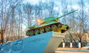 Памятник героическому труду «Кировчане — фронту»