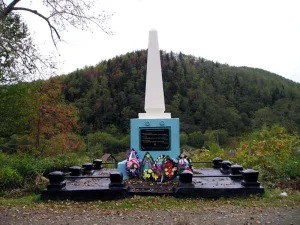 Братская могила советских воинов Б. Николайчука, В. Волкова и А.Д. Симакова, погибших в боях при освобождении Южного Сахалина от японских империалистов