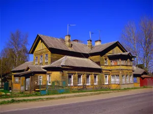 Дом, в котором находился штаб партизанского отряда Ораниенбаумского района. Установлена памятная доска (Лебяжье)