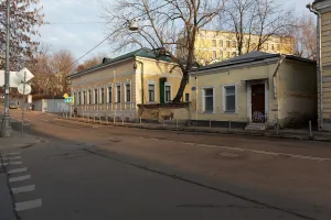 Главный дом городской усадьбы и ограда по Хохловскому переулку (Басманный)
