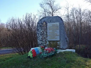 Обелиск солдатам и офицерам 448 артиллерийского полка, погибшим в боях за освобождение Новгородской земли в 1941-1945 гг. (Савино)