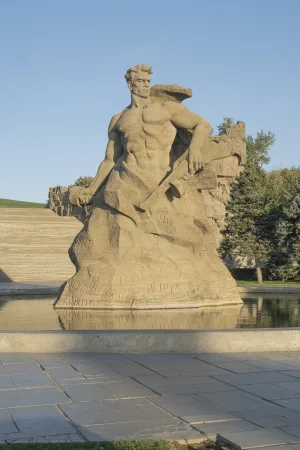 Скульптура «Стоять насмерть!» с бассейном (Центральный район)