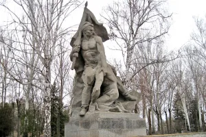 Скульптура «Раненый боец и воин, подхватывающий из его рук знамя» (Центральный район)
