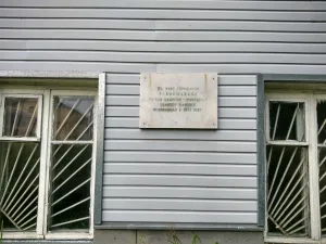 Памятное место, где в 1931 г. была создана первая в Карелии Олонецкая машинно-тракторная станция (Олонец)