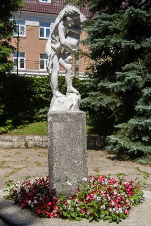 Скульптура «Девочка с ребенком, переходящая через ручей» (Светлогорск)